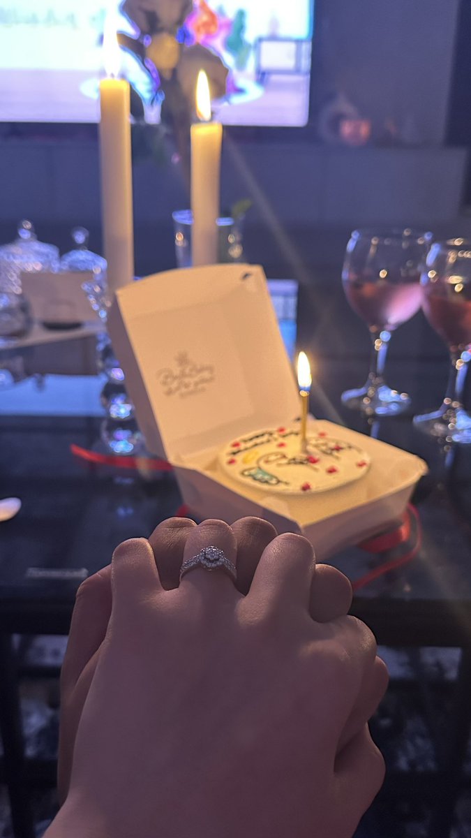 " ياسُكر العُمر 
 يـ أحلى أشيائِي 
ويارُوحي وراحتِي 
وحُبي الأبدي "
       🤍.