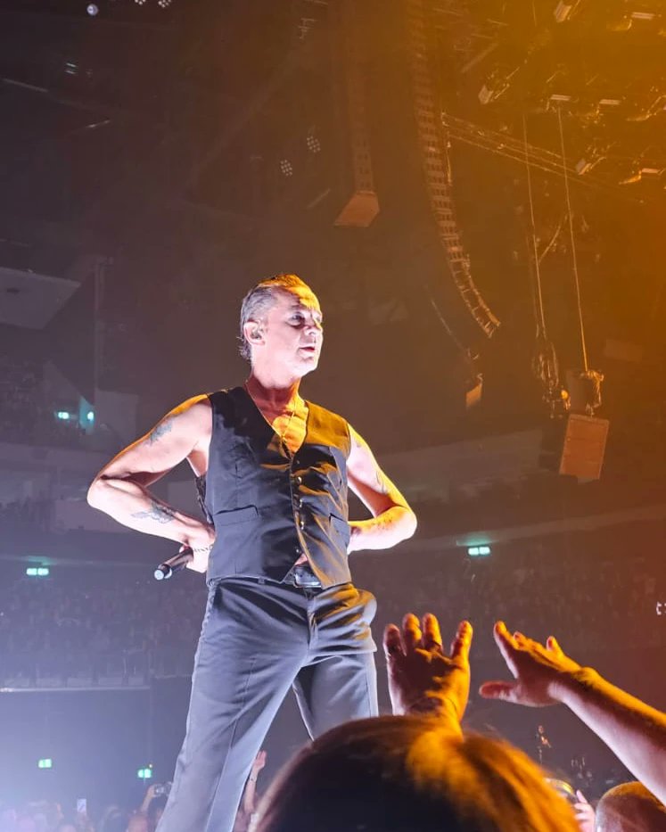 DepecheModeEC's tweet photo. Depeche 〽️ode ha dado su primer concierto de los tres que tienen en #Berlín 🇩🇪 (1/3)
Mis viejitos lindos dándolo todo 💪
#DepecheMode
#MemenToMoriTour 💀
#DepecheModeFans
#WinterLeg (10/32)
Fotos cortesía de @PATO_FUENTEALBA 🇨🇱 https://t.co/jhFTAhyfTb