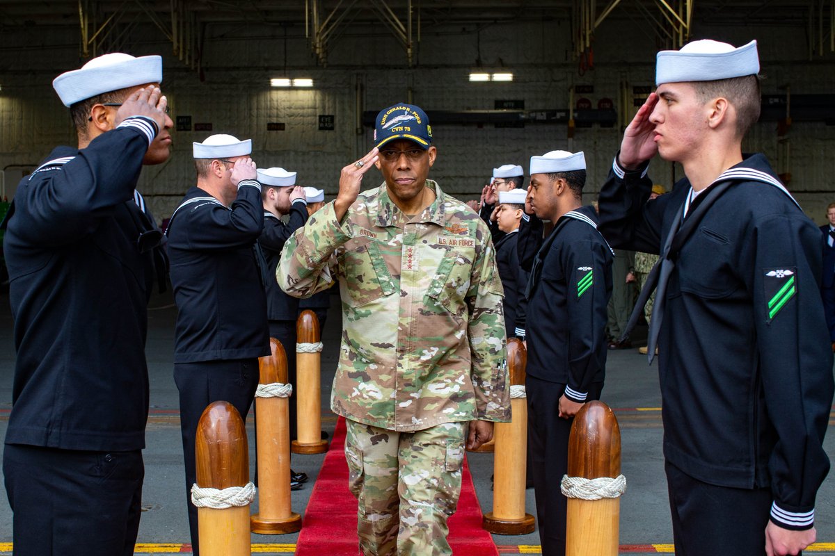 #USNavy Photos of the Day:

1️⃣ #USSAmerica #UNREP and 2️⃣ @31stMeu #FLTOPS in Pacific Ocean and 3️⃣ #USSSterett DC drill in Philippine Sea @US7thFleet 
4️⃣ @thejointstaff @GenCQBrownJr departs #USSGeraldRFord @Warship_78 after a visit @NAV_STA_NORFOLK 
👉 dvidshub.net/r/uw5gq2