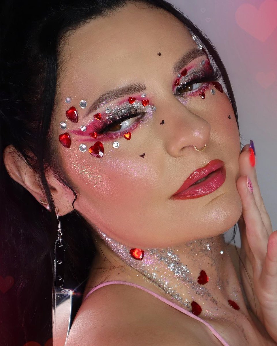 Veronica (@/vmeers on IG) is slashing hearts with this fierce Valentine's look! 💘 We're in love! 😍 She used our Ruby palette to create this sharp eye look and to add dazzling face gems! ❤️ Grab this romantic palette and use her code VMEERS for 15% OFF! kimchichicbeauty.com/products/jewel…