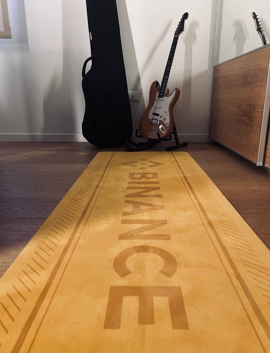 binance's tweet image. The #Binance yoga mat.

Looks rare 🧘‍♂️

📸 @__AleLu__