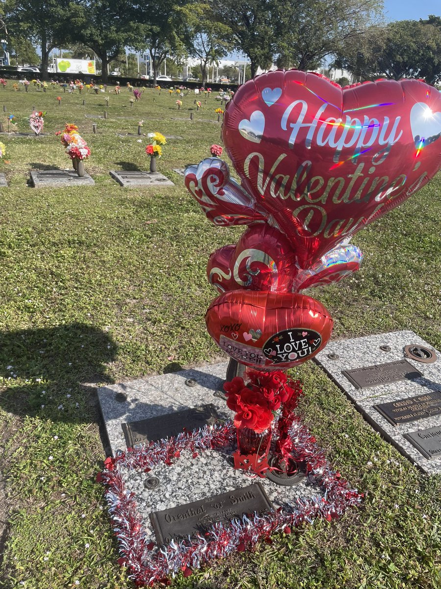 uwuboo___'s tweet photo. Decorated my daddy grave for Valentine’s Day #lloj💙 https://t.co/ZG05C2DAGi