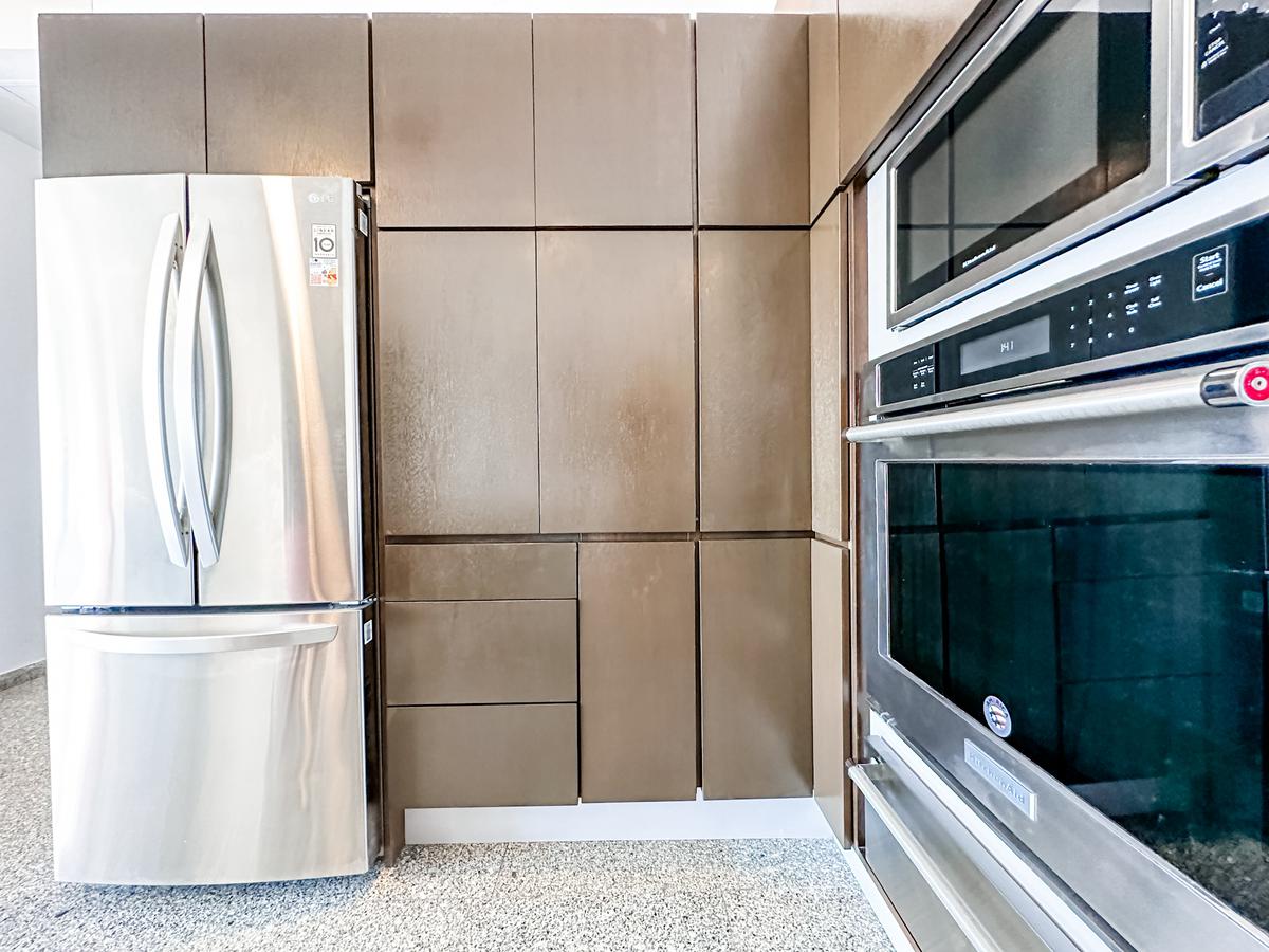 PlayaMoments's tweet photo. Gourmet Kitchen: Whip up culinary delights with high-end appliances, perfect for sharing meals with loved ones in the spacious dining room. ‍‍‍
Relax &amp; Unwind: Cozy up in the living room, catch a movie on the smart TVs in each bedroom, or simply soak in the tranquility. https://t.co/ttCWKNCnt2