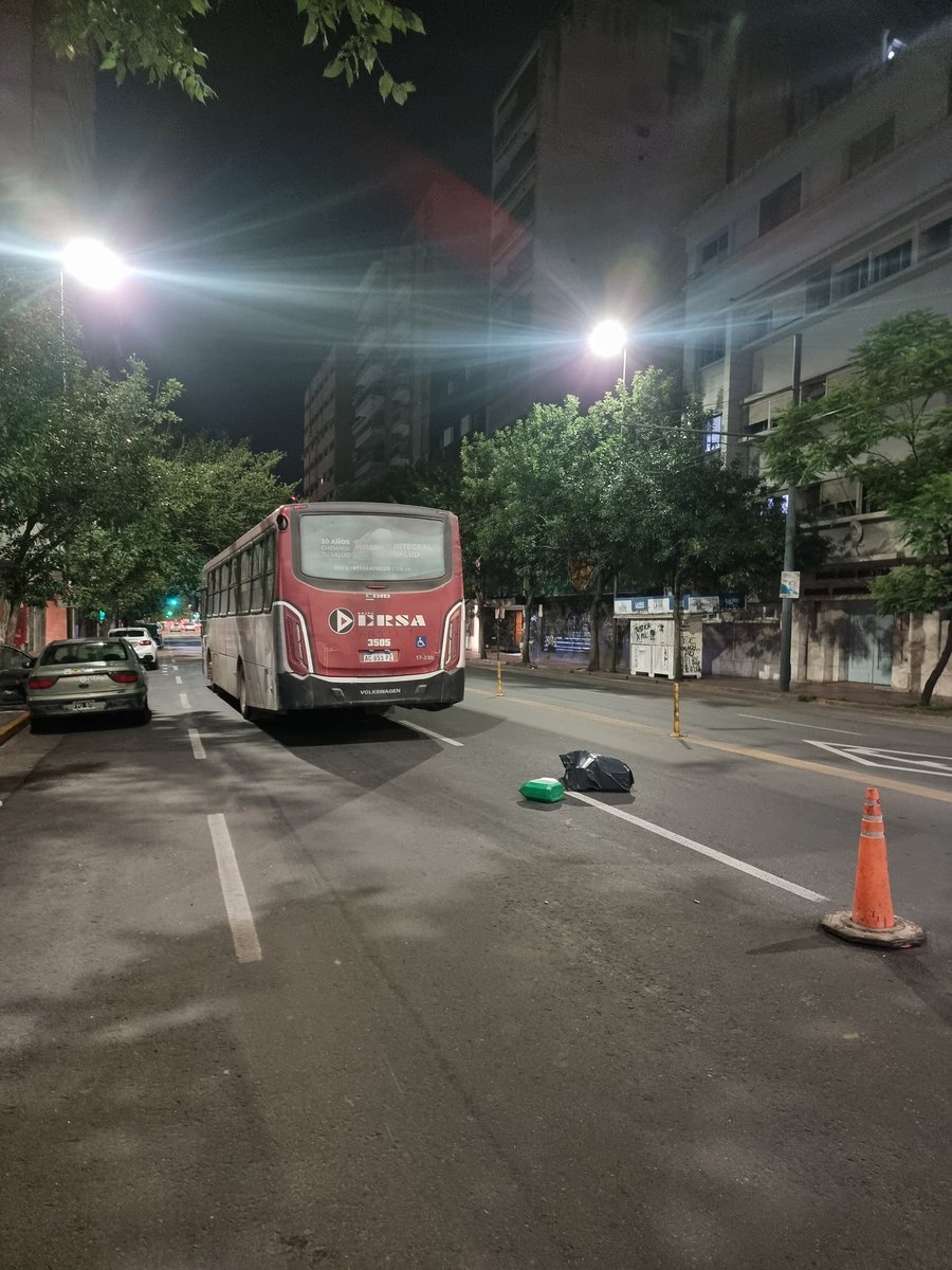 Otra vez una unidad de <a href="/ERSACordoba/">ERSA Córdoba</a> se rompió y dejo a pie a los usuarios. Ocurrió alrededor de las 21 en Av. Colón y Jujuy. Casi 3 horas más tarde el chofer abandonó el coche de la línea 51. Aún no llegó el auxilio o grúa.