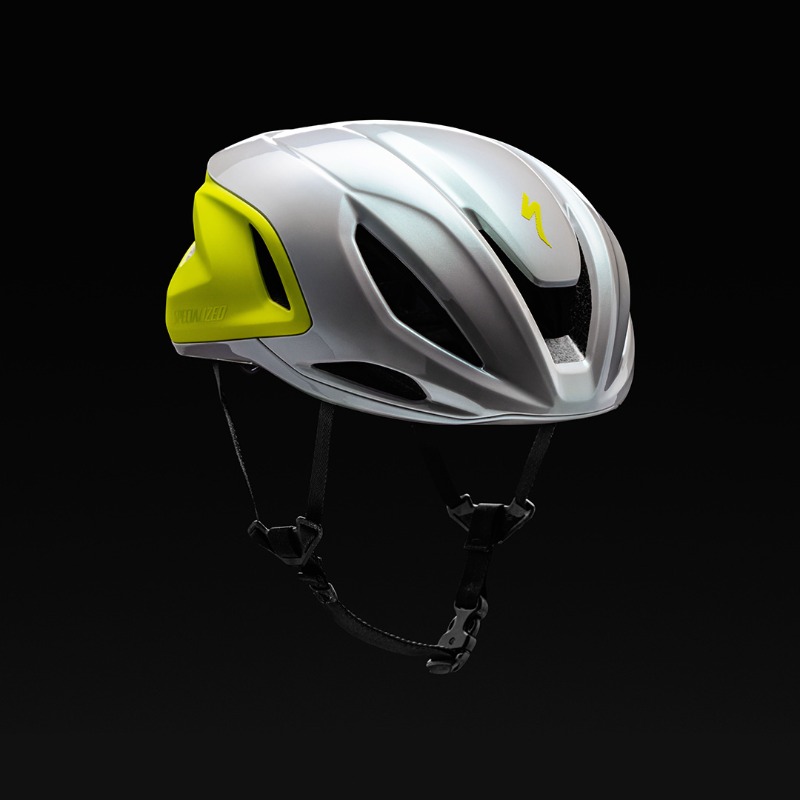 specialized_j's tweet photo. 息を呑むような速さ。
新型Propero 4が登場。

S-WorksのDNAを受け継いだPropero4。エアロと通気性を両立しながら、その重量は310g(Mサイズ)と軽量で、最高のヘルメットをヒントに最高の走りを実現しました。