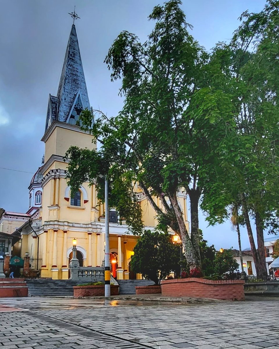 "Ser payasito o comisario me habían parecido siempre grande oficio; pero desde ese día me dije: ¡Qué payaso ni qué nada! ¡Como brujo no hay!:. Simón el Mago.
Tomás Carrasquilla