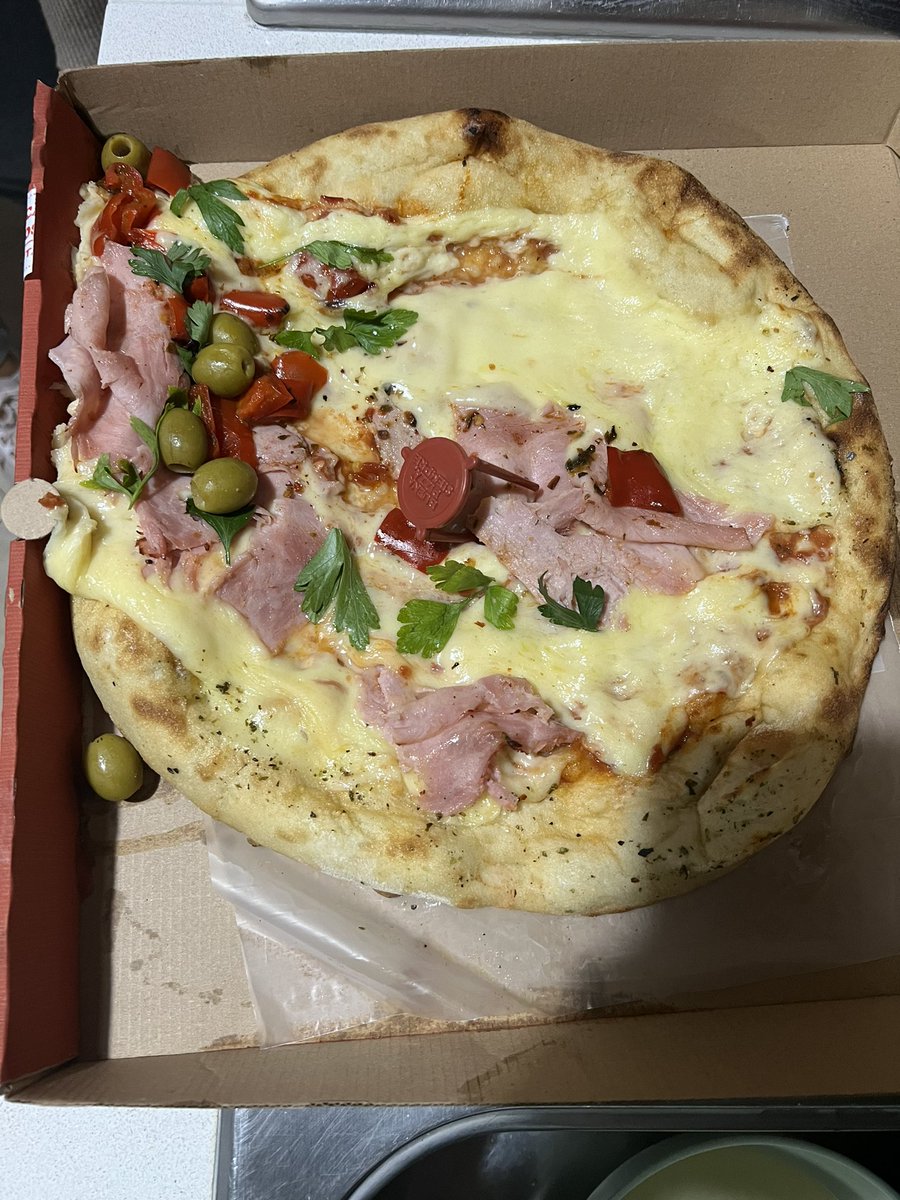 TwistedChuckles's tweet image. Los forros de @pedidosya se lavan las manos cuando te llegan las 2 pizzas completamente volcadas y la caja chorreada y los del chat se lavan las manos y te cierran la sesión. #PedidosYa #Garcas #DeCuarta