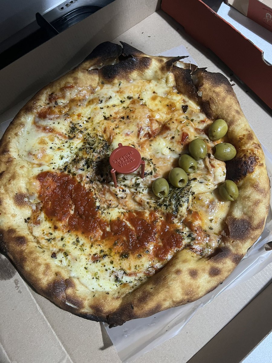 TwistedChuckles's tweet image. Los forros de @pedidosya se lavan las manos cuando te llegan las 2 pizzas completamente volcadas y la caja chorreada y los del chat se lavan las manos y te cierran la sesión. #PedidosYa #Garcas #DeCuarta