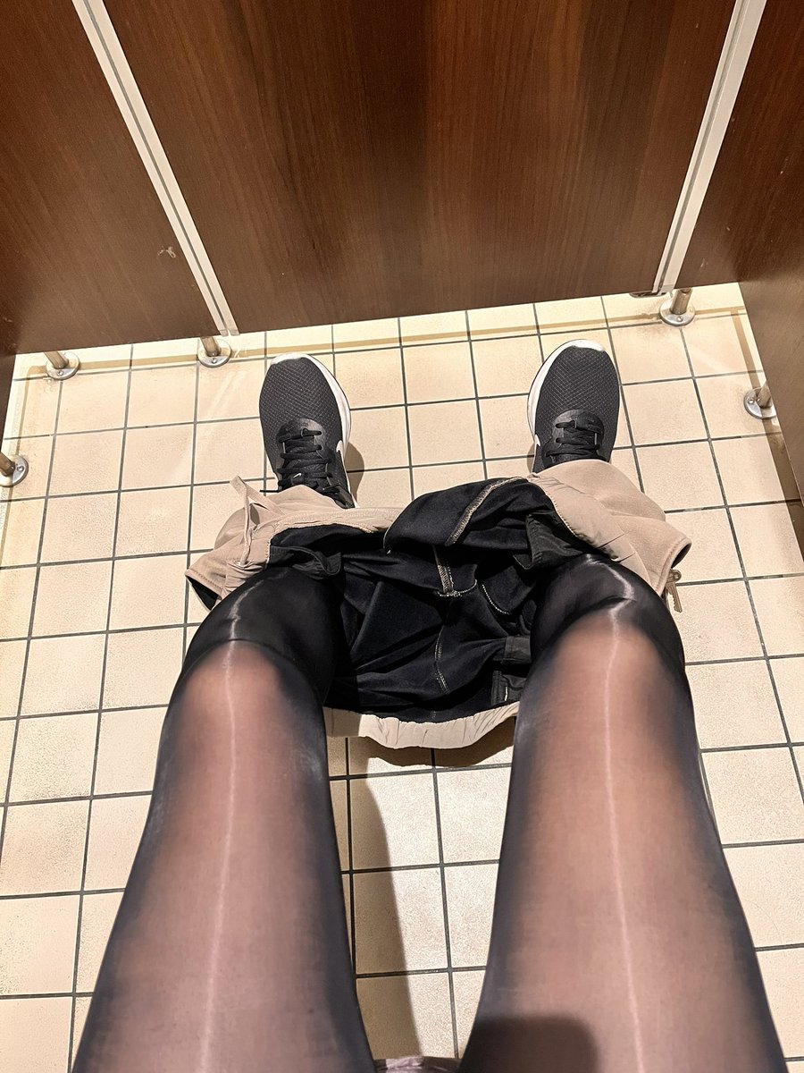 買い物してたら急に腹痛🥶
休日の日は大体パンスト履いてる😆