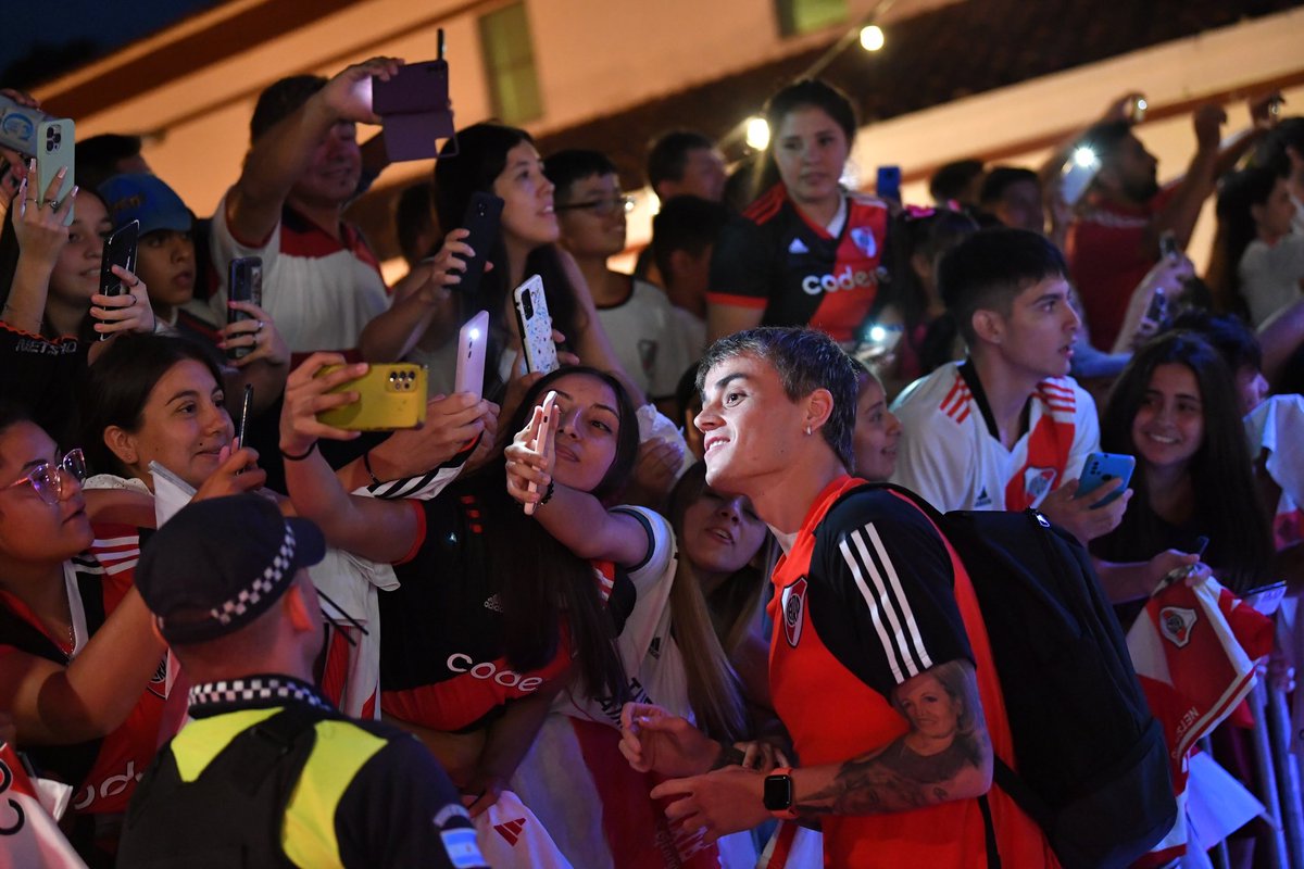 RiverPlate's tweet photo. 𝑬𝒏 𝒕𝒐𝒅𝒂𝒔 𝒑𝒂𝒓𝒕𝒆𝒔 ⚪️❤️⚪️

¡Gracias, Tucumán! 😍 https://t.co/qkAEktpQrl