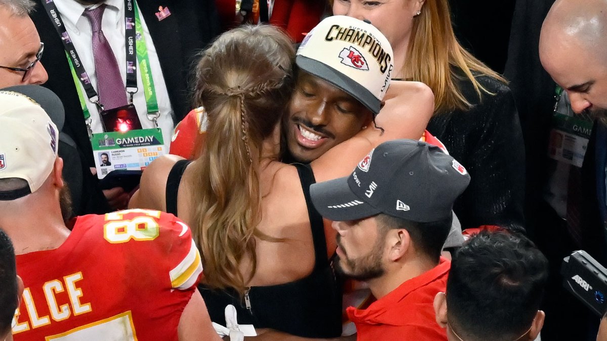 AroundTheNFL's tweet photo. Mecole Hardman on receiving congrats from Taylor Swift: "She’s a great person, happy to see her on the field, and just her being there saying congratulations was cool."

https://t.co/a8e7w0d0Ha https://t.co/tUtLKqeTTK