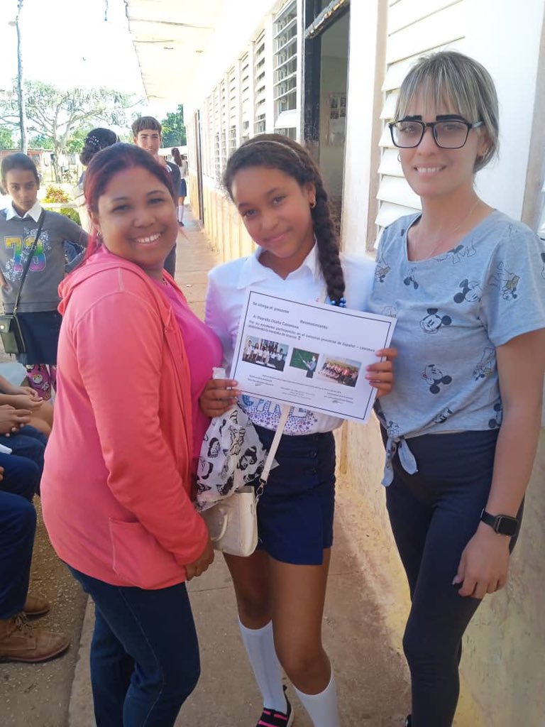 pineda_lien's tweet photo. En el CM: Abel Santamaría se le otorga el presente a la estudiante de 7mo grado por ser ganadora del concurso provincial de Español Literatura con Bronce. #VamosPorMás #SomosArtemisa @danaylorenzo73 @yarobyalvarez @DmeArtemisa @NelsonLuisRodr4 https://t.co/OAM0p08tMi