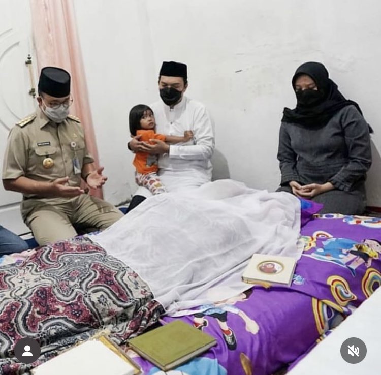 Katakanlah (Nabi Muhammad), “Wahai Allah, Pemilik kekuasaan, Engkau berikan kekuasaan kepada siapa pun yang Engkau kehendaki dan Engkau cabut kekuasaan dari siapa yang Engkau kehendaki