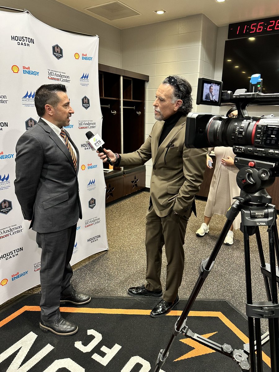 alexrparra's tweet photo. Le dimos la bienvenida al nuevo DT  del @HoustonDash @NWSL el Profe. @FranAlonsoFA el día de hoy. Una nueva era arrancando en la ciudad de #Houston Aquí la entrevista completa: https://t.co/vGdprSngIc #FranAlonso #HoustonSoccer #HoustonDash #NWSL #DeportesNation #FutbolFemenil https://t.co/CG9DzRGYQw