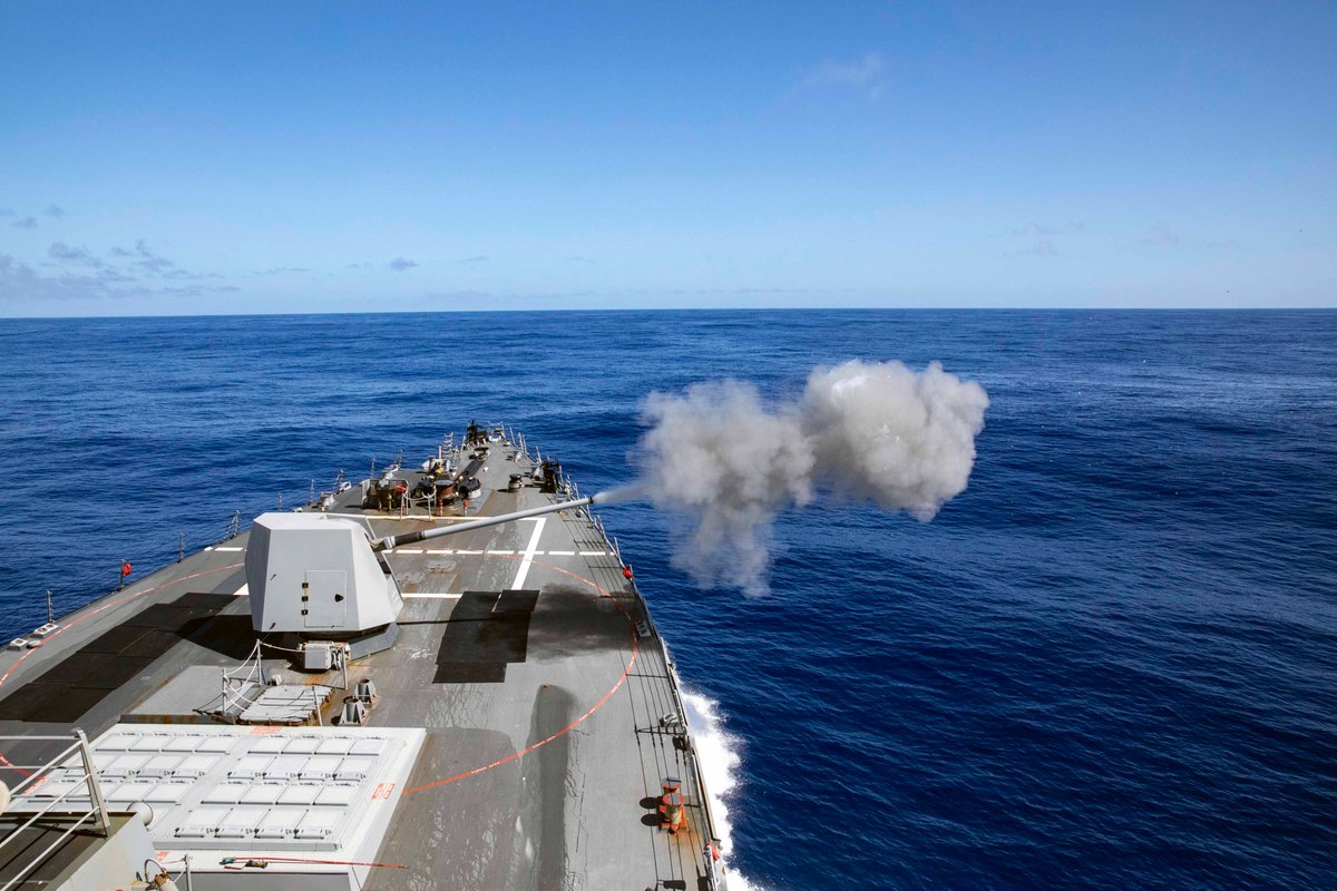 #USSSterett conducts a 5-inch gun live-fire exercise, demonstrating #Readiness of @USPacificFleet assets to deploy throughout the region in support of #FriendsPartnersAllies in the #FreeAndOpenIndoPacific.

📍: #PacificOcean

📸: MC1 Charles J. Scudella III