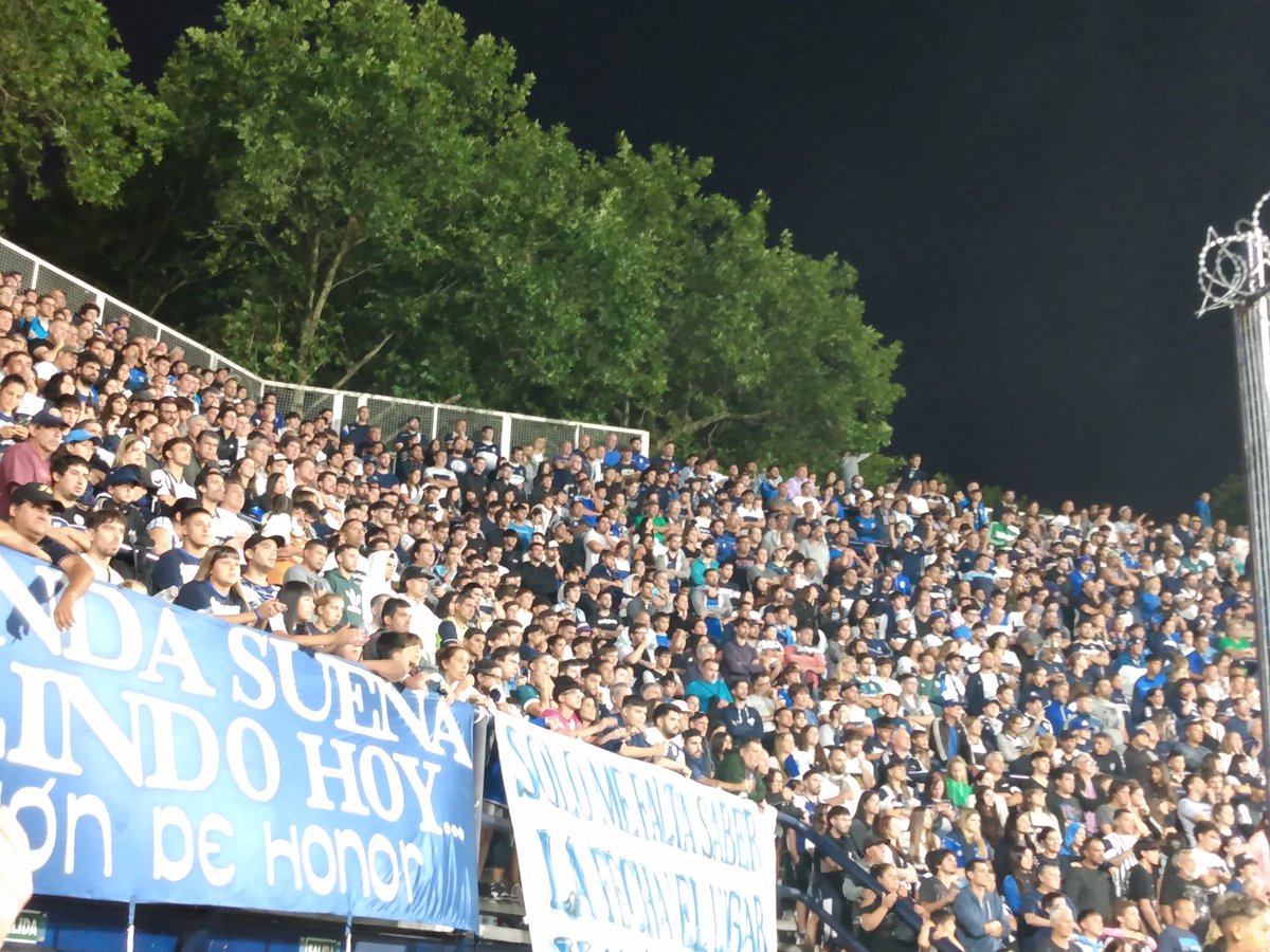 Malu_LaPlata's tweet photo. La locura, el descontrol y la alegría 🎶🎶 Gran triunfo del #Lobazo en CASA. #GELP 3 #Huracan 1. 🐺🇫🇮💙🌳🥰 https://t.co/tlkfJuGHVQ
