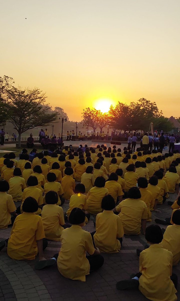 Mullika41122652's tweet photo. บรรยากาศร่วมพลังถวายกำลังใจสมเด็จพระกนิษฐาธิราชเจ้า กรมสมเด็จพระเทพรัตนราชสุดา ฯ สยามบรมราชกุมารี ฯ เช้าวันนี้ที่ลานสุพรรณิการ์ หน้าศาลากลางจังหวัดอุทัยธานี. https://t.co/Ut4DN0kMNM