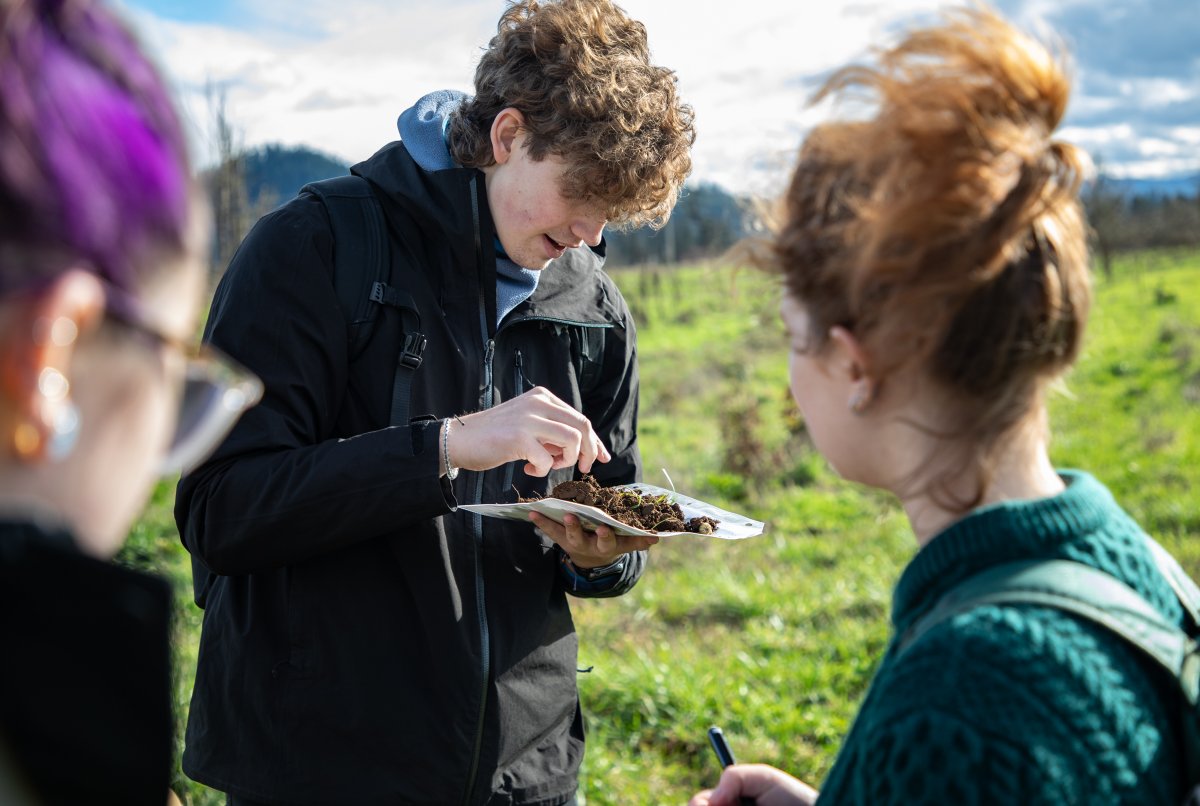 EUG Water & Electric (@ewebutility) on Twitter photo These plants solve nasty problems.
Students in the <a href="/uoregon/">University of Oregon</a> Environmental Leadership Program (ELP) visit our carbon sequestration forest in their climate solutions class. The outdoor lab is a partnership between EWEB and the Soil, Plant and Atmosphere (<a href="/SPA_research/">SPA_research</a>) Lab. These plants solve nasty problems.
Students in the <a href="/uoregon/">University of Oregon</a> Environmental Leadership Program (ELP) visit our carbon sequestration forest in their climate solutions class. The outdoor lab is a partnership between EWEB and the Soil, Plant and Atmosphere (<a href="/SPA_research/">SPA_research</a>) Lab.