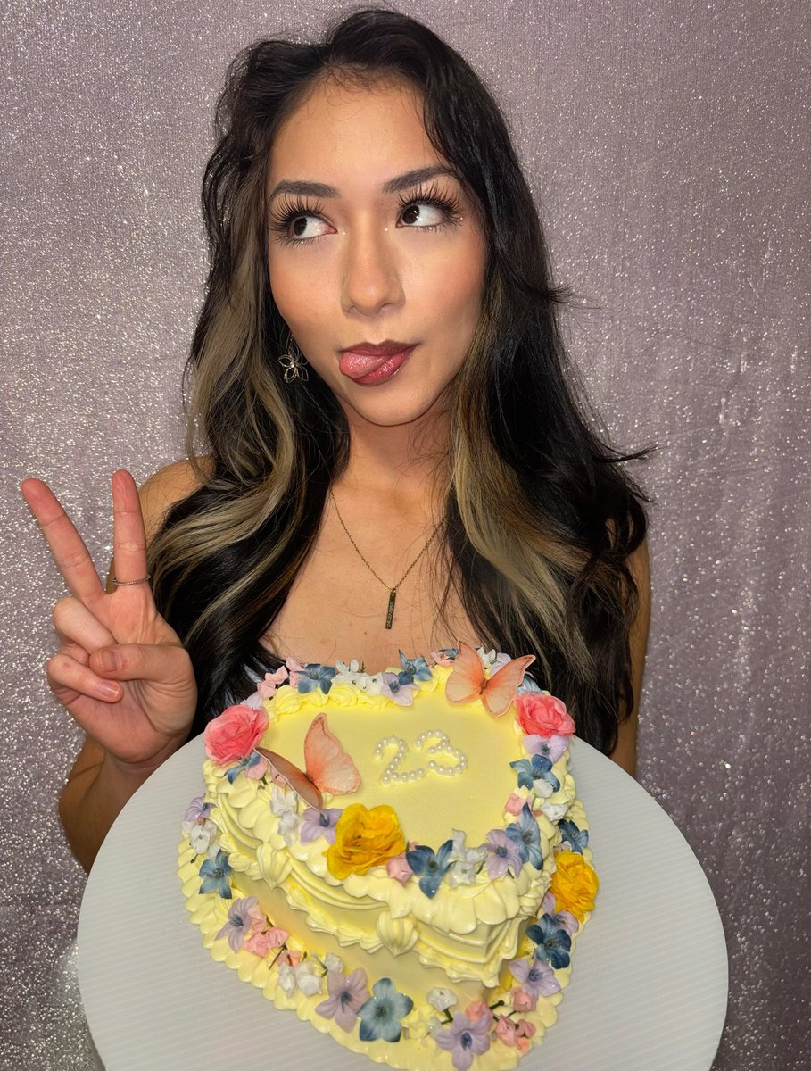 quienestati's tweet photo. here’s to my 23rd rotation around the sun ✨🙂‍↔️🤍🧚🏼‍♀️☀️🦋🌸🌚 https://t.co/4a08yzJdB4