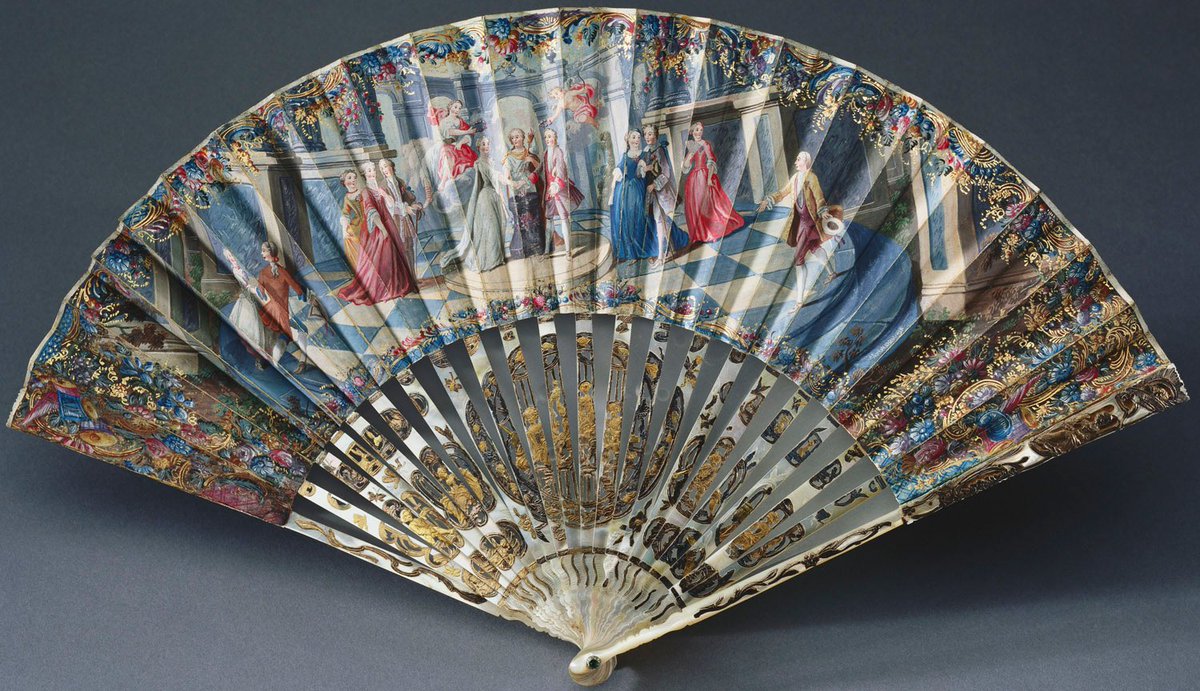 sarahdiaryz's tweet image. #DYK Three Queens were presented with fans from the Worshipful Company of Fan Makers.

- Queen Victoria's Diamond Jubilee fan, 1897;
- Queen Elizabeth II's wedding fan, 1947;
- Queen Mary's coronation fan, 1911.

📸 Royal Collection Trust
📹 Rebecca English