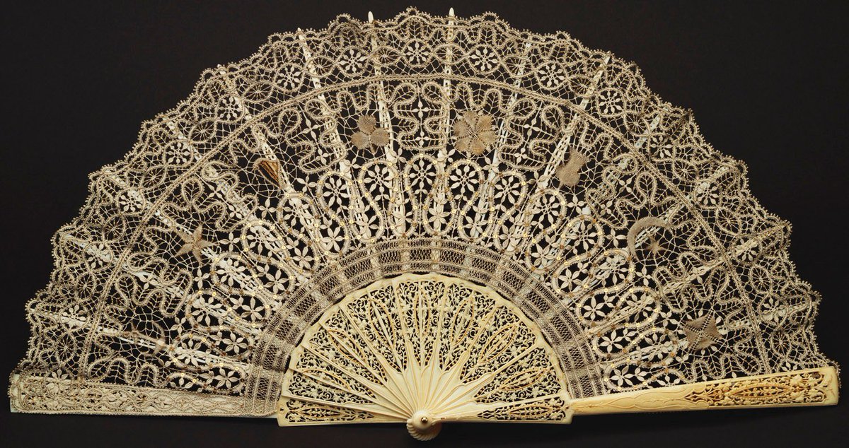 sarahdiaryz's tweet image. #DYK Three Queens were presented with fans from the Worshipful Company of Fan Makers.

- Queen Victoria's Diamond Jubilee fan, 1897;
- Queen Elizabeth II's wedding fan, 1947;
- Queen Mary's coronation fan, 1911.

📸 Royal Collection Trust
📹 Rebecca English