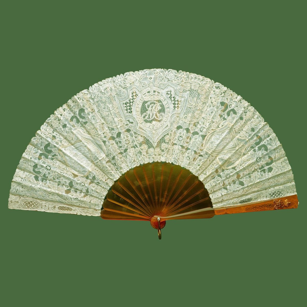 sarahdiaryz's tweet image. #DYK Three Queens were presented with fans from the Worshipful Company of Fan Makers.

- Queen Victoria's Diamond Jubilee fan, 1897;
- Queen Elizabeth II's wedding fan, 1947;
- Queen Mary's coronation fan, 1911.

📸 Royal Collection Trust
📹 Rebecca English