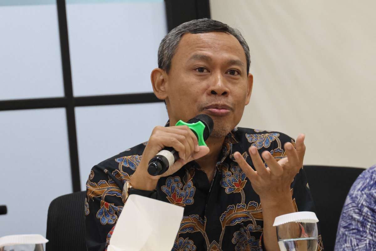 Pemilu 2024 momentum sangat menentukan masa depan demokrasi bangsa.

Karena itu, seluruh warga negara harus gunakan hak pilih secara kritis &amp; rasional. Lihat rekam jejak &amp; pengalaman, selain visi-misi-program mereka. Juga abaikan hoax, isu SARA &amp; politik uang.
<a href="/KomnasHAM/">HAM untuk Semua!</a>