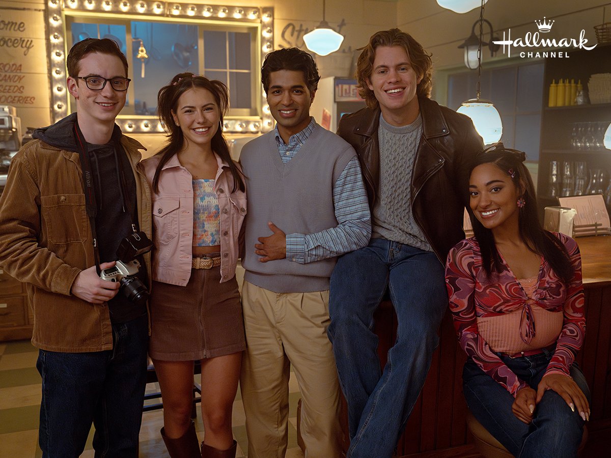 TheWayHomeX's tweet image. It&apos;s Valentine&apos;s Day! Where would you take your date in Y2K Port Haven? Watch new episodes Sundays 9/8c on @HallmarkChannel and stream next day on @HMNow. #DavidWebster @_alexhook #SiddharthSharma #SamuelBraun #MoniqueJasminePaul
