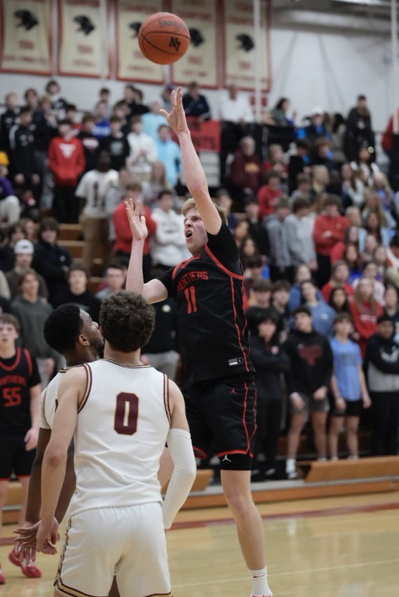Panthers up over the Cougars at the half! <a href="/LNHS_Panthers/">Lakeville North High School</a> @LNHoopsOx