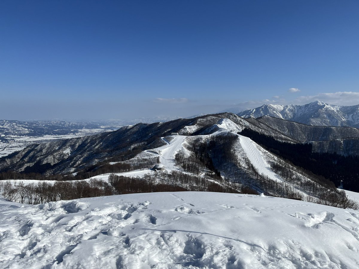 Snowboard_t's tweet photo. 今日は、舞子でスノーボード🏂

めちゃくちゃいい天気☀️
もう、春ボードな感じ🌸

雪は…
仕方ないかな😢

空いてるので、カッ飛んでます。
カービングDAY

#スノーボード #maiko_snow #春ボード https://t.co/vi77UeXNwb