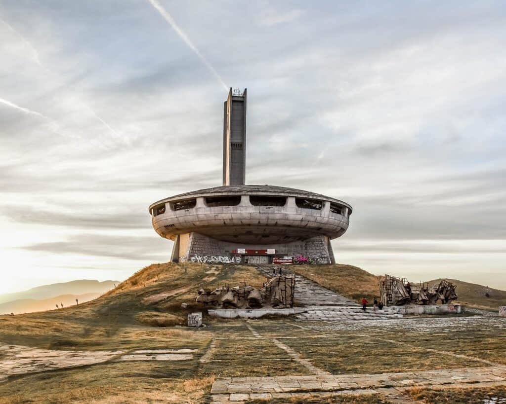 21stcentury_ML's tweet image. These post-Soviet collapse pictures look like the ruins of some past advanced civilization that has given way to a far more primitive present

So basically exactly what happened