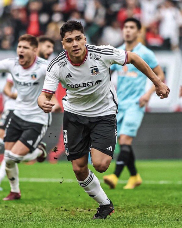 FabrizioRomano's tweet photo. ⚪️⚫️🇨🇱 Damián Pizarro has completed medical at Udinese joining the club from Colo Colo.

Chilean striker born in 2005 will sign for Udinese starting from July 1, staying now at Colo Colo. https://t.co/By8GbSncAg
