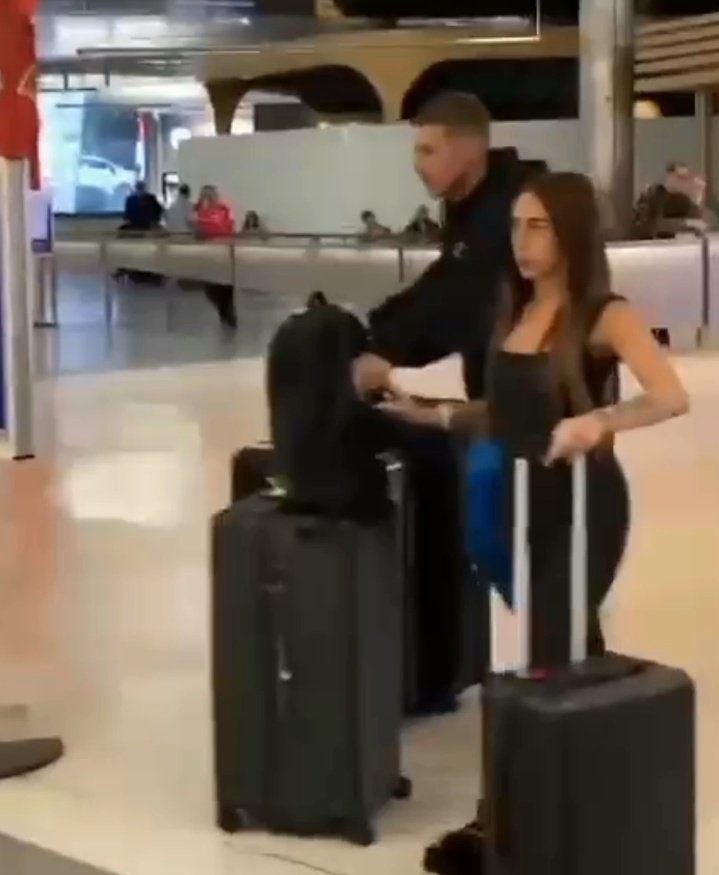 Vicky54_'s tweet photo. @MicheIDiaz El video real aprovecharon la parte que se ve mal para decir que le iba agarrando la mano jajajjaa q cosas no https://t.co/aZxddWzw7O