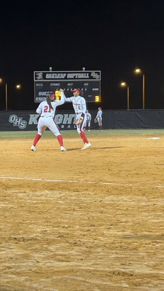 Jazzy_2026's tweet image. Always love sharing the left side with my  girl @i_mw_mya ❤️🖤💜🧡

#VAUnity #Alwayslookup 
@VAUnitySB @Unity16uJohnson @09Unity @bmsh_athletics @Baldwinsoftbal1