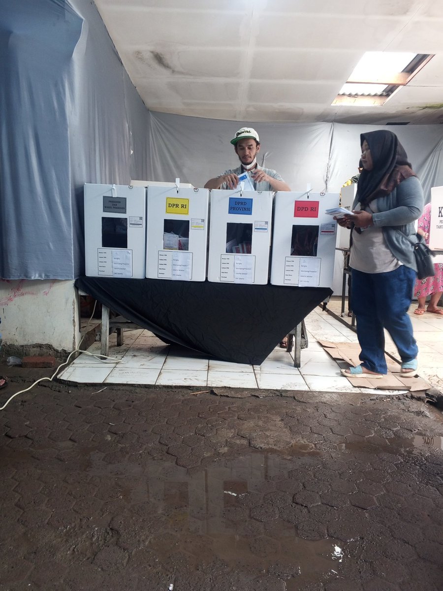 buildingpeace_'s tweet image. .@KPU_ID @bawaslu_RI #Gardu @GUSDURians @jagapemilu_
Sudah menunggu sejak jam 08.00 WIB namun belum mendapatkan surat suara untuk mencoblos Pilpres karena cuma dapat hak mencoblos Pilpres. Sangat fishy dan kurang bertanggungjawab.