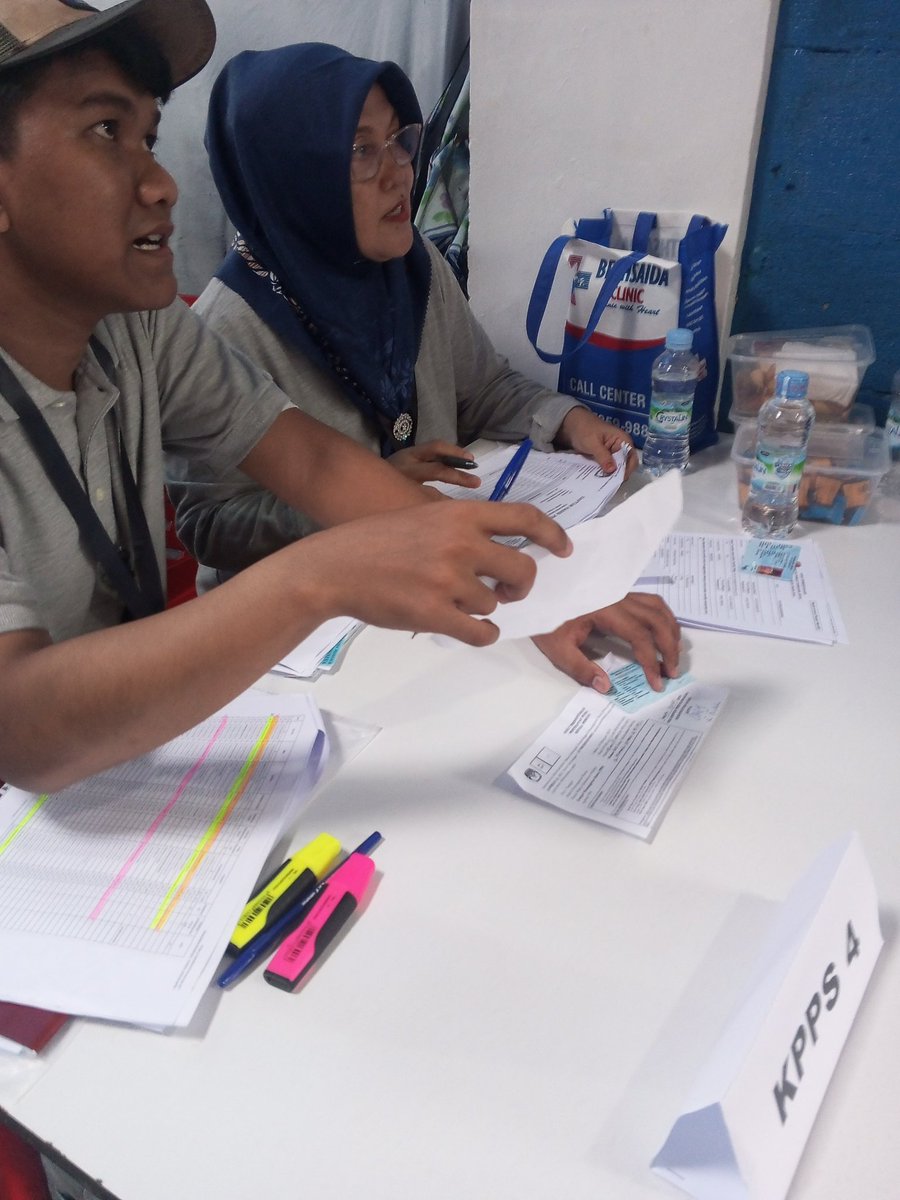 buildingpeace_'s tweet image. .@KPU_ID @bawaslu_RI #Gardu @GUSDURians @jagapemilu_ Apakah para petugas yang terhormat ini tidak mendapatkan training atau briefing sebelumnya? Semoga lekas beres. Super lambat banget dibandingkan saat ikut nyoblos di Kel. Mampang Prapatan, Kec. Mampang Prapatan di Pemilu 2019.