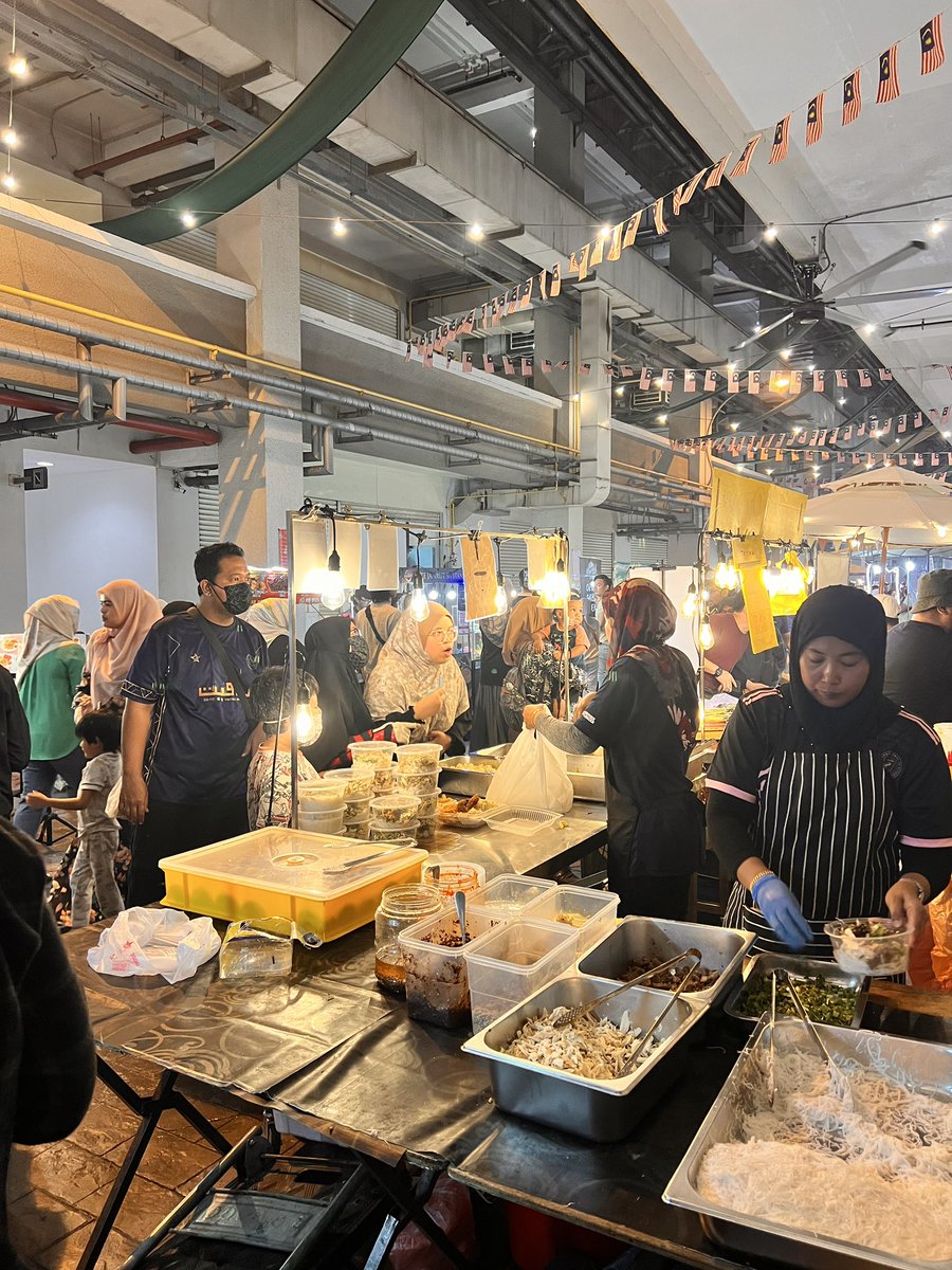 brgsjks's tweet photo. Function sebenarnya konsep hidupkan lorong lorong mati dengan buat macam pasar jual macam macam jenis makanan &amp; barangan.

Kalau kat Cyberjaya, ada Lorong Belakang Cyberjaya. 

Tempat area korang ada tak? Share sikit. https://t.co/isIXNTrSfr