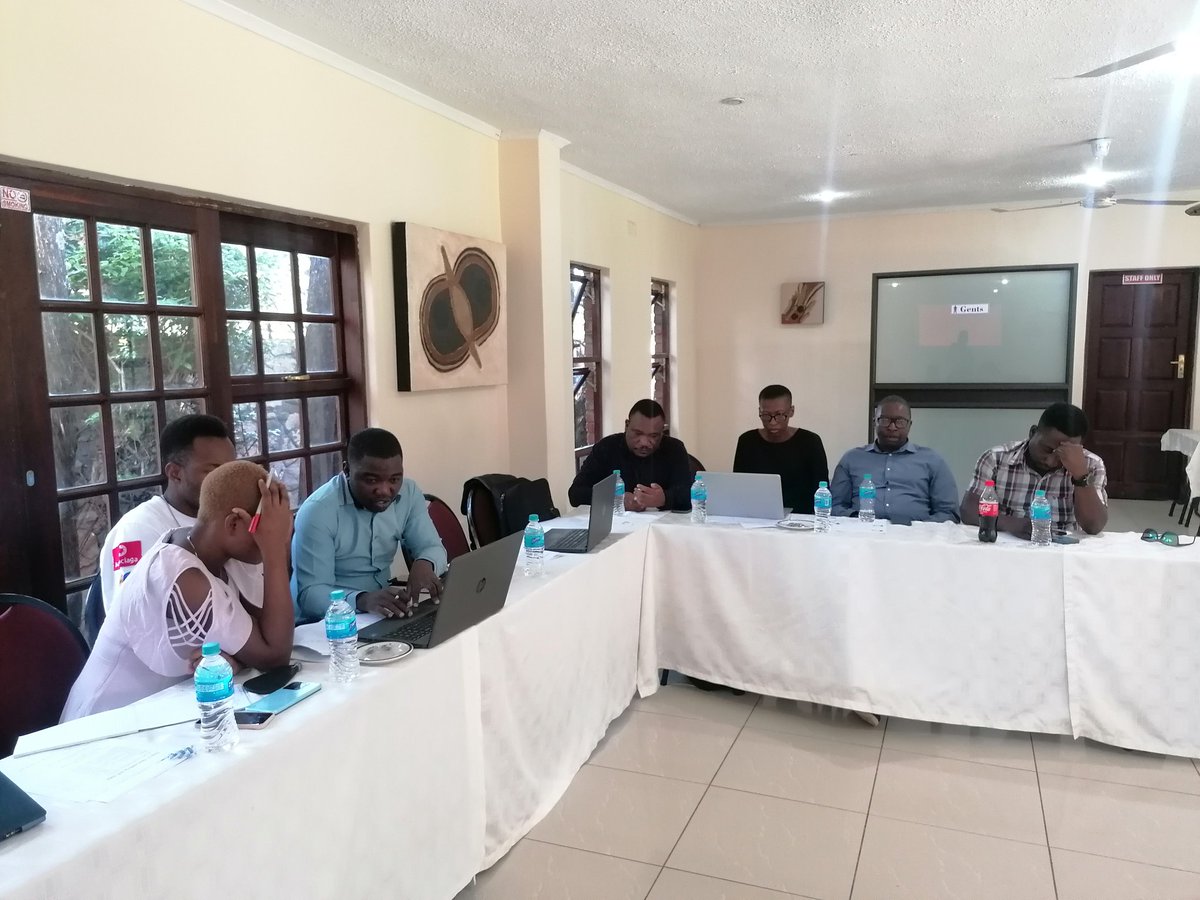OxCIEJ's tweet photo. 🔎We kick off day 3 of 'The nexus of environmental and data journalism' training in Bulawayo, Zimbabwe with the participants breaking away into groups to plan mock pitches for data driven environmental investigations that they will present to the rest of the group for feedback https://t.co/DW4jhyqKEa