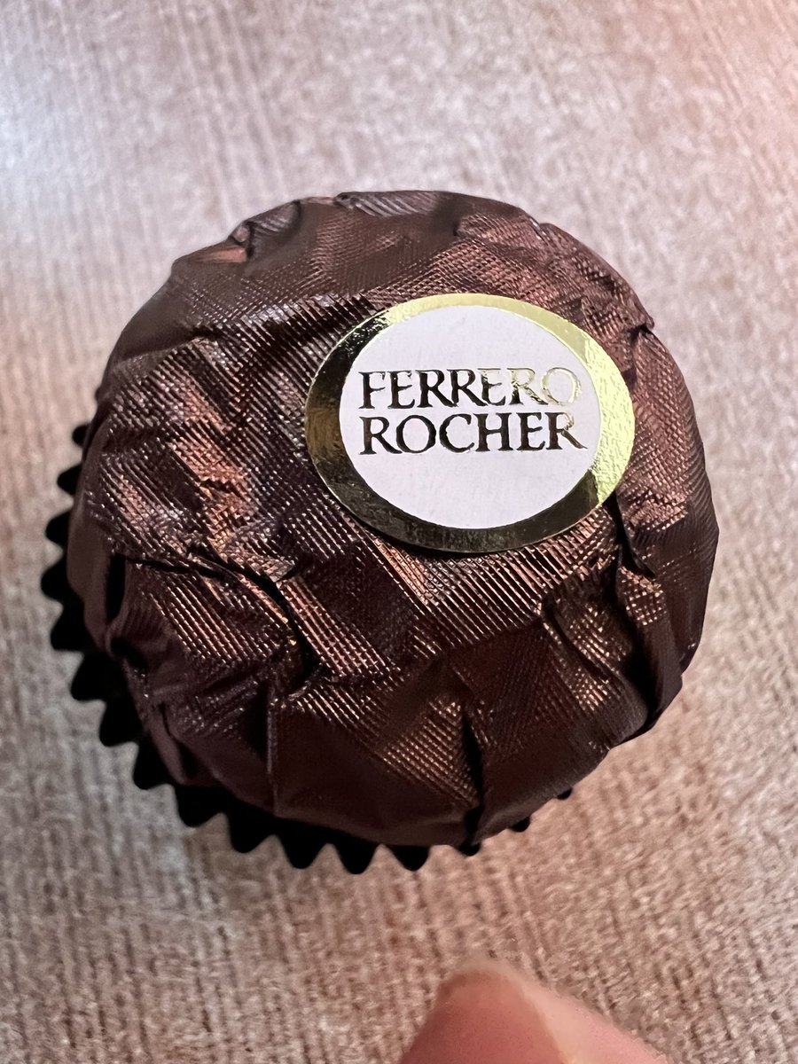 lyepenlt's tweet photo. Today is Valentine's Day, but there's no one to give me gifts.
Bought chocolate for myself, gonna eat it all alone.
Just tried the first piece, it's 80% dark chocolate with a hint of sweetness, probably because of the hazelnut filling inside.
#ferrero_rocher #chocolate https://t.co/uTFgtGmJ34