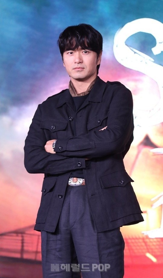 #LeeJinWook positively considering the cast offer for new movie 'The Nuns' as a priest.

The female ver. of #ThePriests have #SongHyeKyo and #JeonYeoBeen in talks as the lead.

entertain.naver.com/now/read?oid=1…
#KoreanUpdates VF