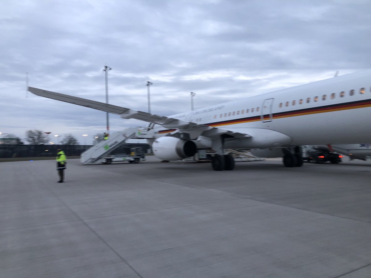 Außenministerin Annalena #Baerbock reist erneut nach #Israel . Erstmals trifft sie dort Premierminister #Netanjahu . Baerbock fordert eine Feuerpause für #Gaza , Netanjahus Regierung plant eine Offensive in Rafah. Mehr bei ⁦<a href="/RND_de/">RND</a>⁩