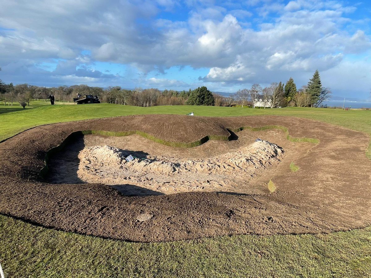 Great effort again from the team. Reducing grass cube height and slight changes to landscaping work where required around the RHS bunker at the 10th. This bunker is now ready for turfing & the bunker on the LHS will be the last to complete this winter.
