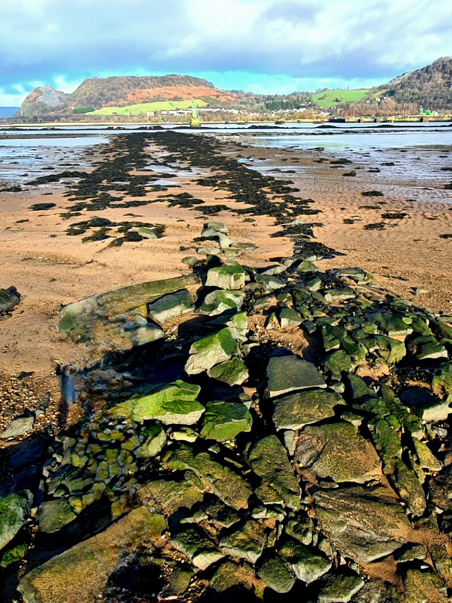 What is thought to be the remains of 2,000 year old Roman Ford across the Clyde at Dumbuck to the west of Glasgow. 

Cont./

#glasgow #archaeology #romans #scottishhistory #theclyde #firthofclyde #romanbritain