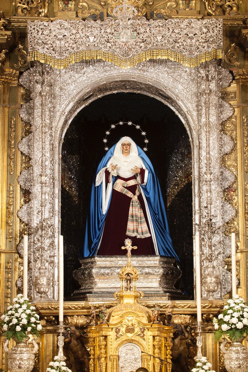 Hdad_Macarena's tweet photo. Coincidiendo con el inicio de la #Cuaresma, la Santísima Virgen de la Esperanza luce desde hoy #MiercolesDeCeniza el atavío conocido popularmente como “de hebrea”, compuesto por la saya burdeos, el manto de raso azul y la aureola de estrellas.

📷 Ale Ochoa https://t.co/PMko71cV1j