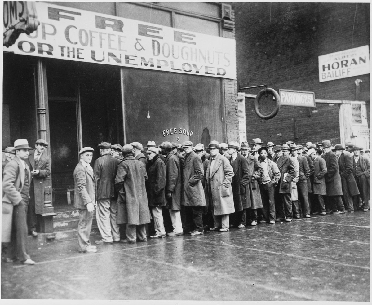 In #FEBRUARY 1931
Unemployed men queue outside a depression soup kitchen opened in #Chicago by #AlCapone. The storefront sign reads “Free Soup, Coffee and Doughnuts for the Unemployed.” February 1931.
#GreatDepression #unemployment #soupkitchen #breadline
