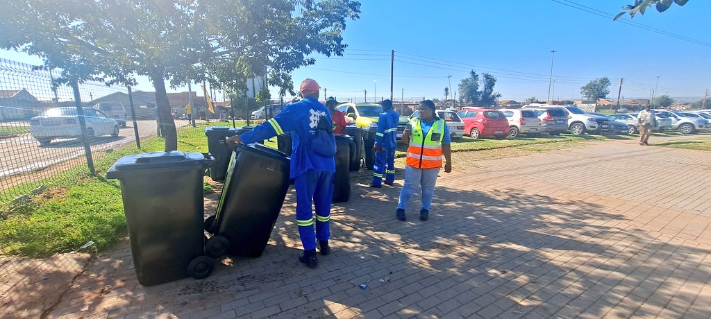 CityofJoburgZA's tweet photo. The regional Mayoral #AcceleratedServiceDelivery programme continues in Region C today - bringing services to the people of Johannesburg 👊🏾 

#JoburgServices #KleenaJoburg #CoJEvents ^GZ https://t.co/1sxZ3F1bXe