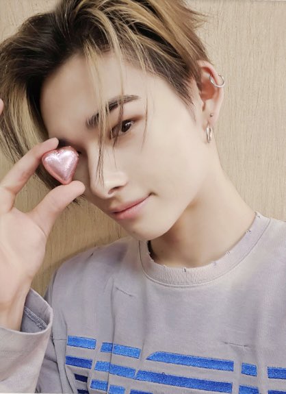myfavniki's tweet photo. Happy Valentine's Day!🍬🩷 #니키 #NI_KI 

🐥 엔진~ 이제 어른 됐으니까  
       제가 엔진 더 많이 사랑할게요. https://t.co/wunuAKs39n