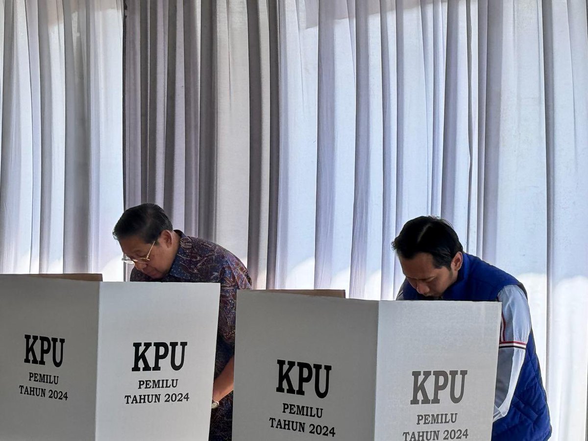 OssyDermawan's tweet photo. Alhamdulillah, Bapak SBY telah selesai mencoblos dalam Pemilu 2024 di TPS 016 Kel. Ploso, Kec. Pacitan, Jawa Timur. 

All the best Indonesia 🇮🇩 https://t.co/kUejcicSky