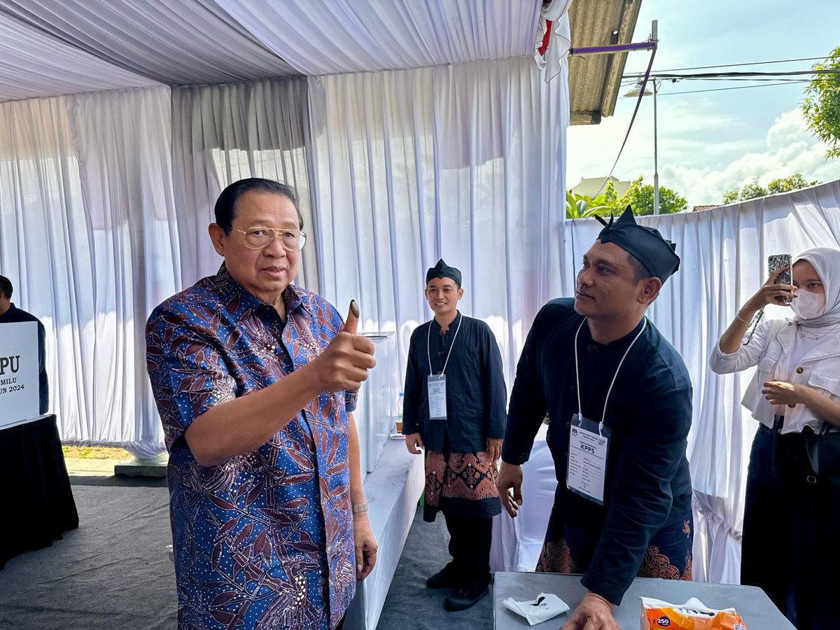 OssyDermawan's tweet photo. Alhamdulillah, Bapak SBY telah selesai mencoblos dalam Pemilu 2024 di TPS 016 Kel. Ploso, Kec. Pacitan, Jawa Timur. 

All the best Indonesia 🇮🇩 https://t.co/kUejcicSky