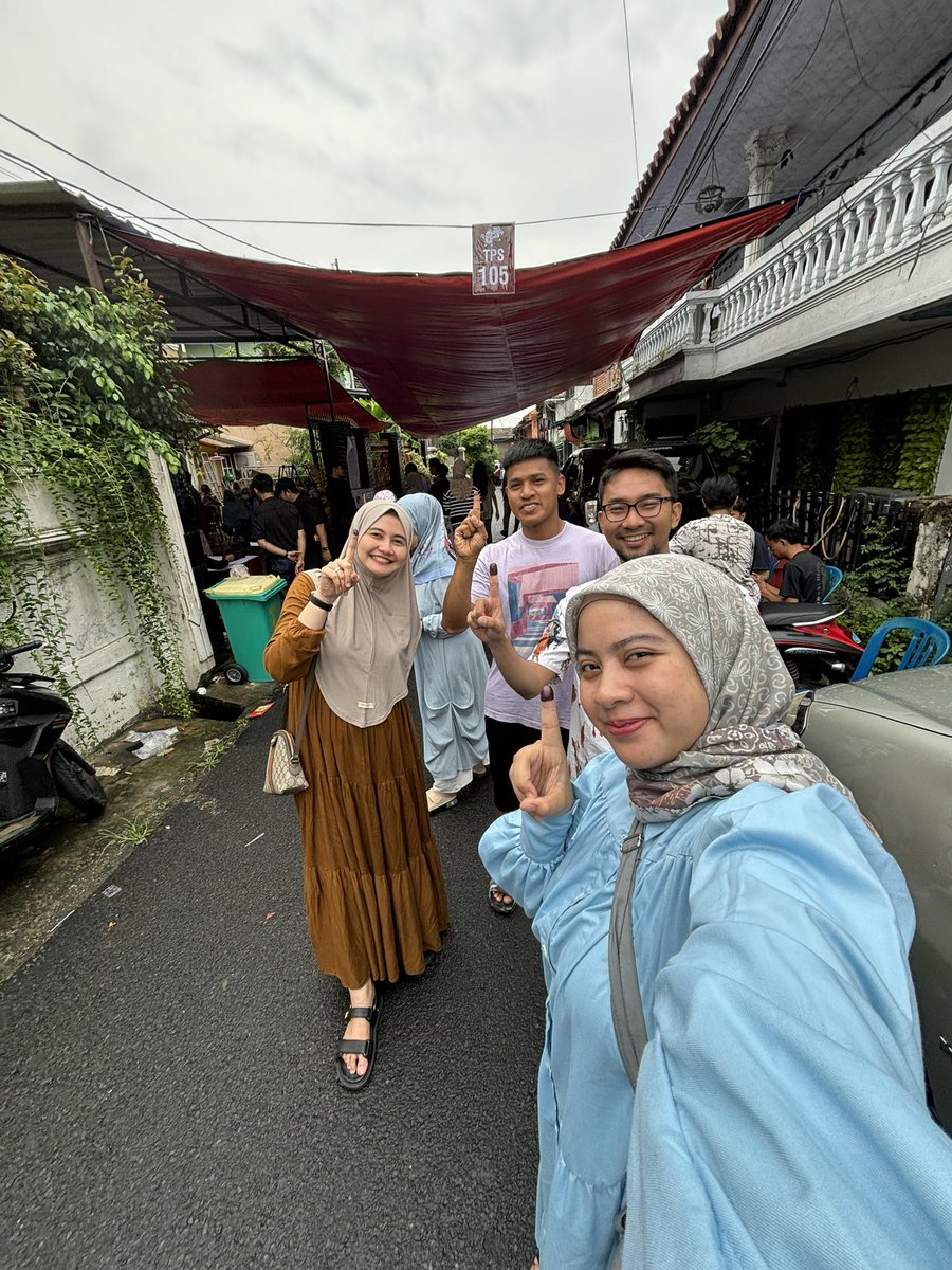 Pilih no. 1 
Tapi saltum warna baju no.2
😂😂😂